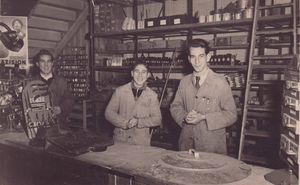 Mitarbeiter in der Eisenwarenabteilung 1956
